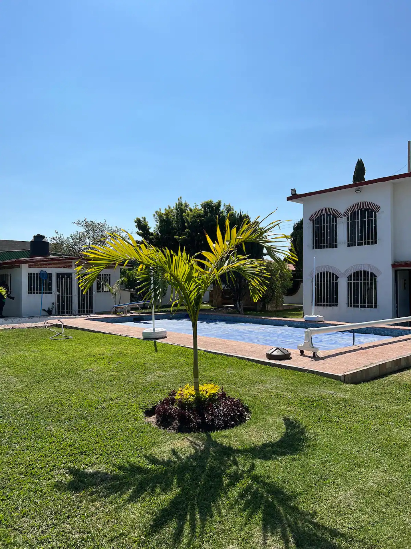 Fachada y alberca de Casa Rino Cuautla