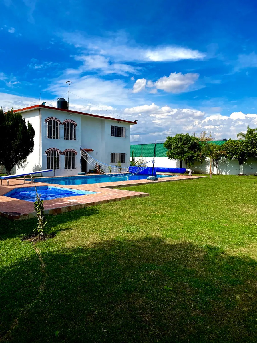 Alberca, jacuzzi y jardín de Casa Rino Cuautla